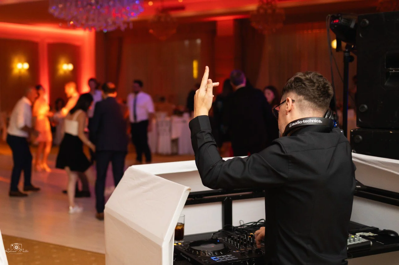 Cauți un DJ profesionist pentru nunta ta